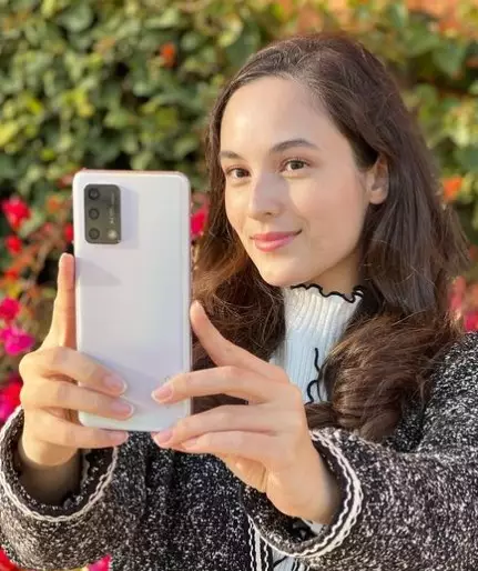 OOTD monokrom ala Chelsea Islan © berbagai sumber