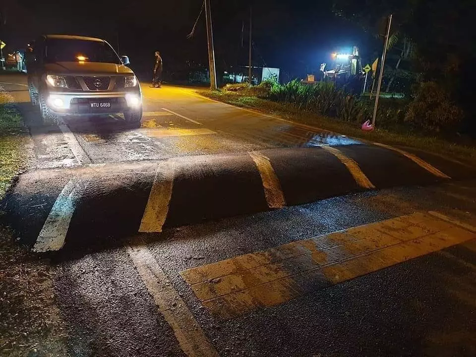 penampakan nyeleneh di tengah jalan raya © berbagai sumber