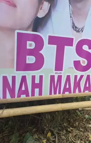 Warung makan pasang poster  Warung makan pasang poster