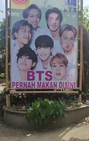Warung makan pasang poster  Warung makan pasang poster