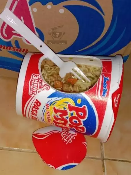 Potret nyeleneh wadah makan mi © berbagai sumber