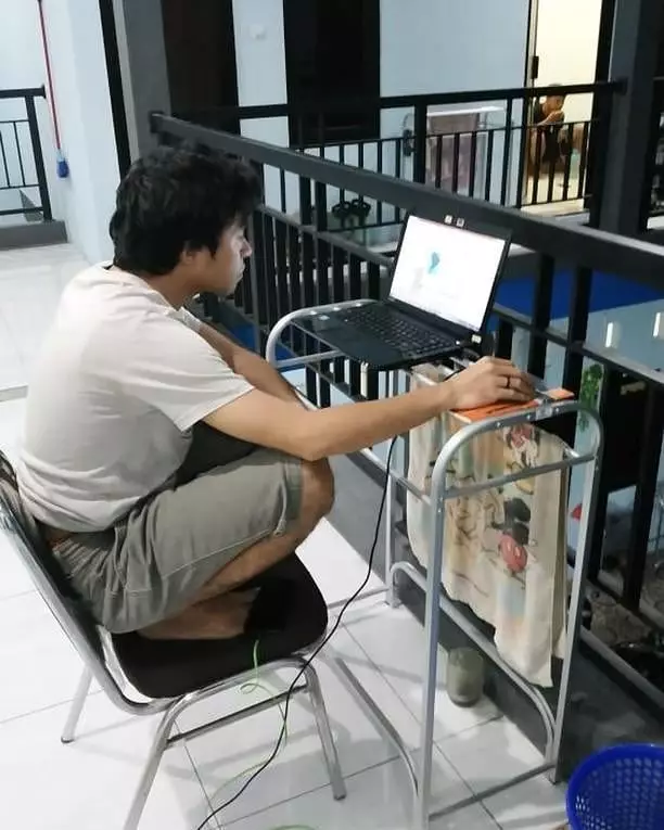 orang kerja tapi nyeleneh caranya © berbagai sumber orang kerja tapi nyeleneh caranya © berbagai sumber