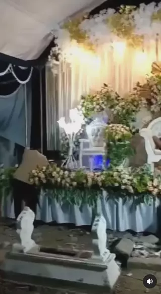 Gelar pesta pernikahan di tengah kuburan © Instagram