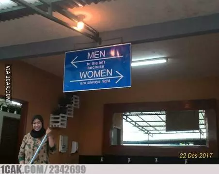 Petunjuk nyeleneh arah ke toilet © berbagai sumber