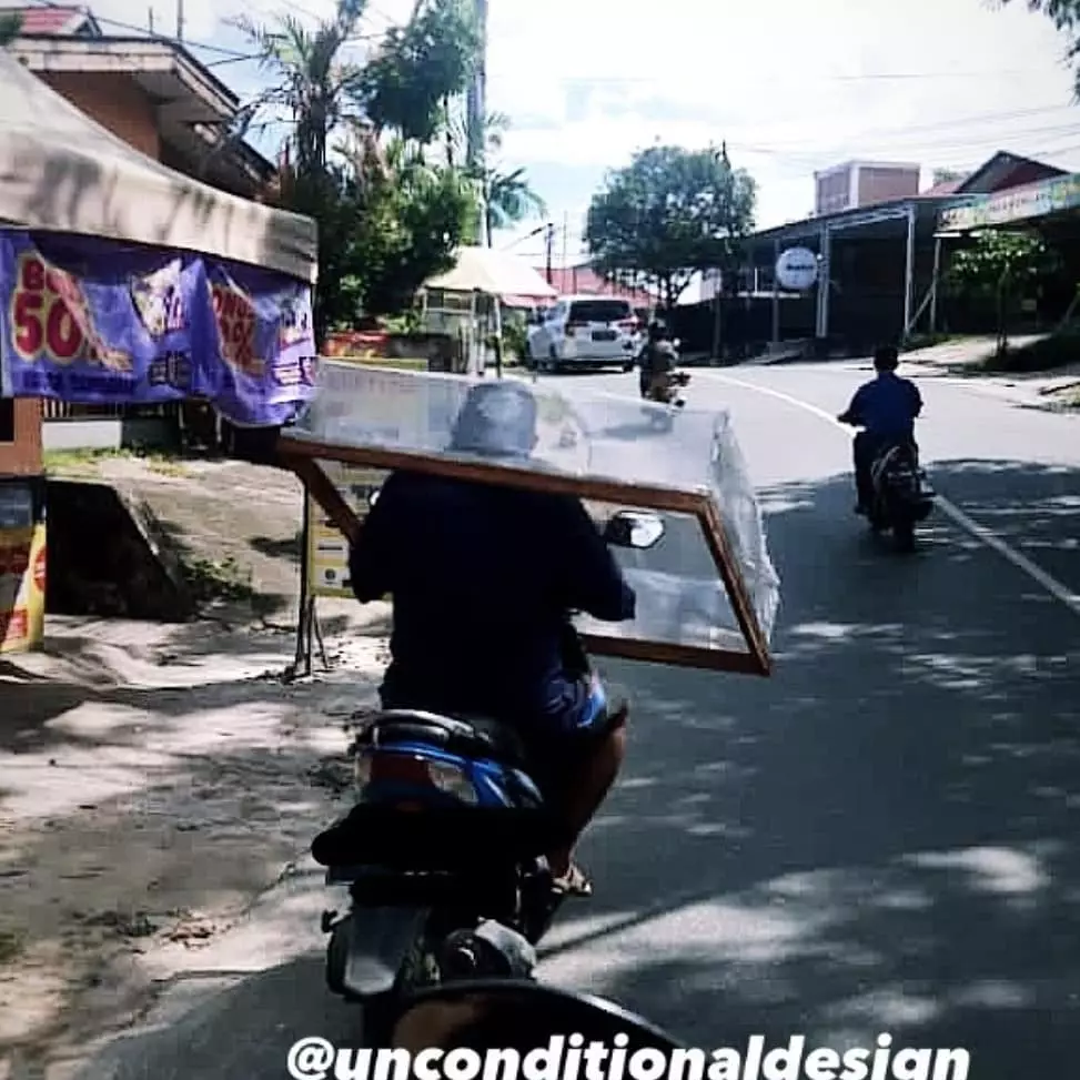 taruh barang di kepala nyeleneh banget © berbagai sumber taruh barang di kepala nyeleneh banget © berbagai sumber