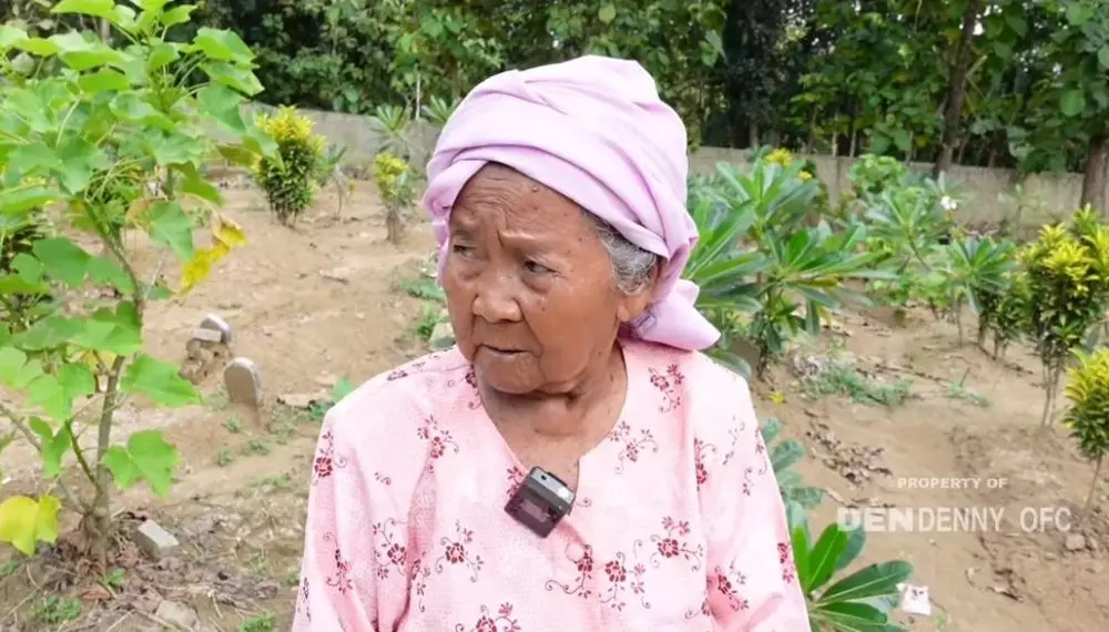 Nenek ini bangun rumah di samping makam suami Youtube.com