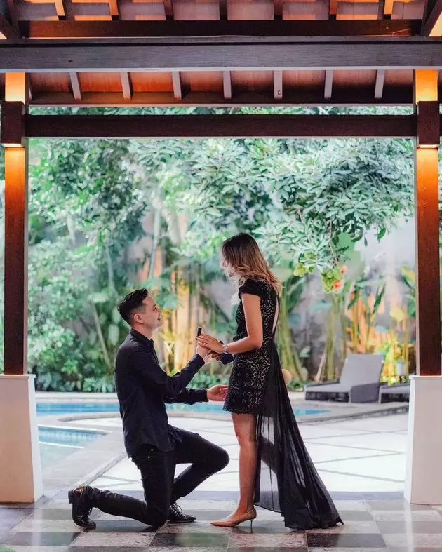 Momen adik Maudy Ayunda dilamar kekasih bule © Instagram