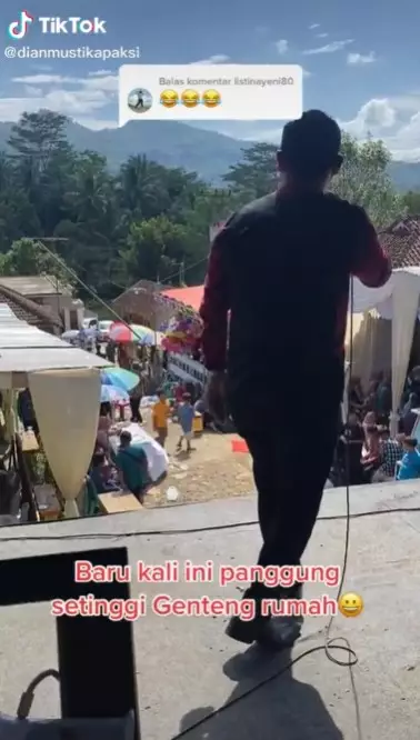 panggung hajatan pernikahan setinggi atap © TikTok panggung hajatan pernikahan setinggi atap © TikTok