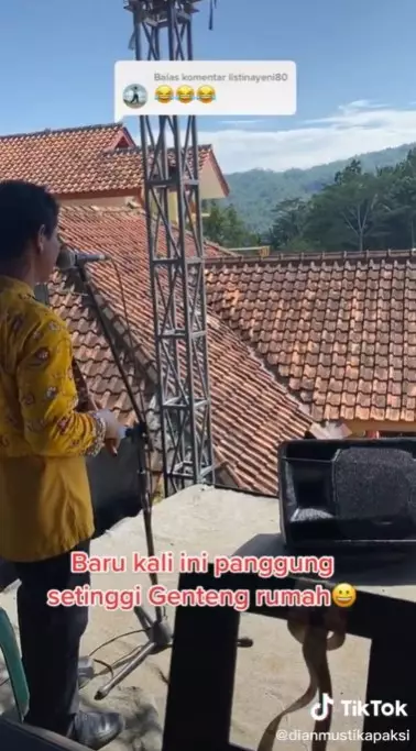 panggung hajatan pernikahan setinggi atap © TikTok panggung hajatan pernikahan setinggi atap © TikTok