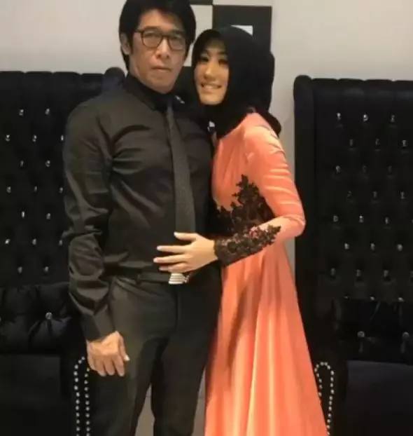 Gaya kondangan istri pelawak Berbagai sumber Gaya kondangan istri pelawak Berbagai sumber