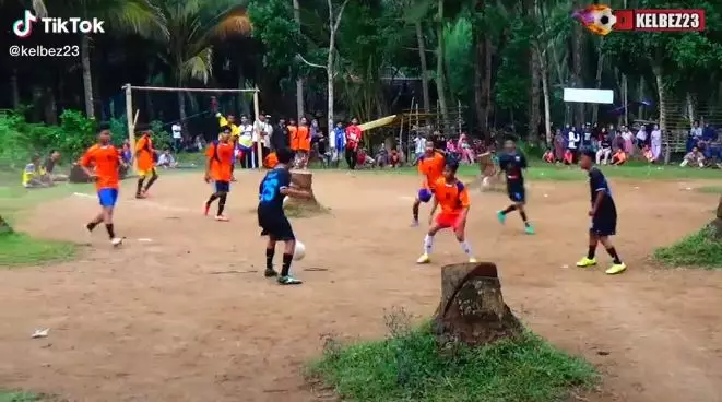 main bola tarkam di tengah pohon kelapa © berbagai sumber