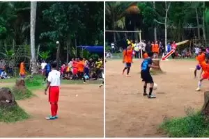 Momen unik liga sepak bola tarkam, lapangannya penuh pohon kelapa