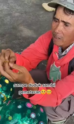 Balon dagangannya terbang, bapak ini gemetar tahan tangis TikTok