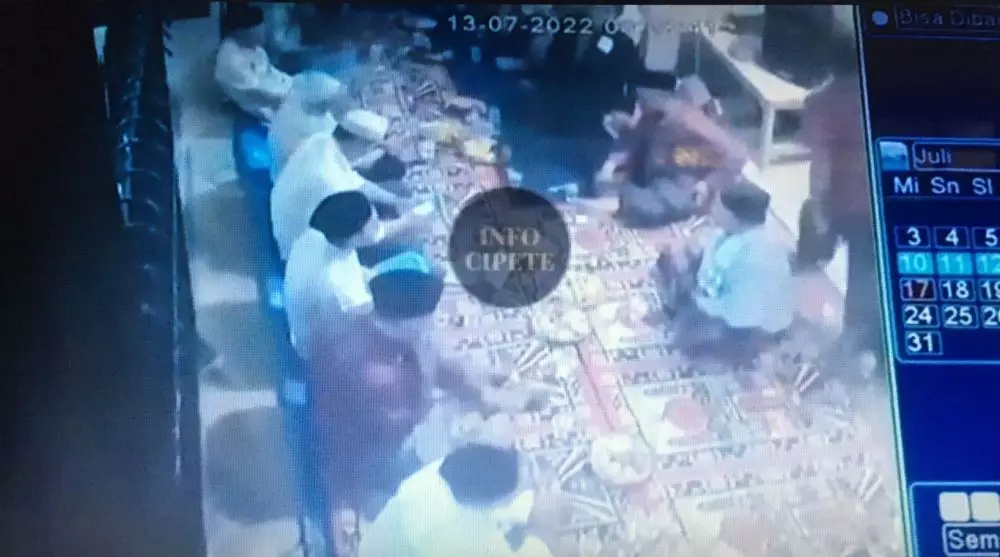 pemotor terobos orang lagi hajatan © berbagai sumber pemotor terobos orang lagi hajatan © berbagai sumber