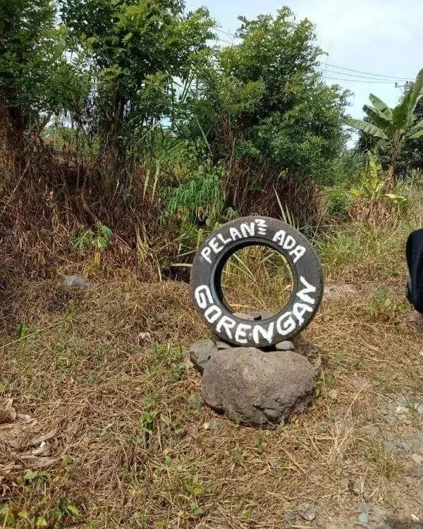 tulisan harap pelan pelan © berbagai sumber