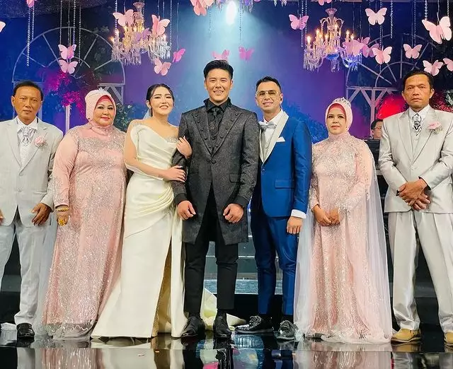 Gaya seleb di pernikahan Via Vallen Berbagai sumber