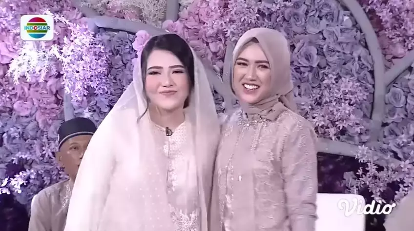 Happy Asmara berhijab di nikahan Via Vallen © berbagai sumber