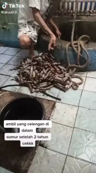 Wanita ini nabung koin di sumur © TikTok Wanita ini nabung koin di sumur © TikTok