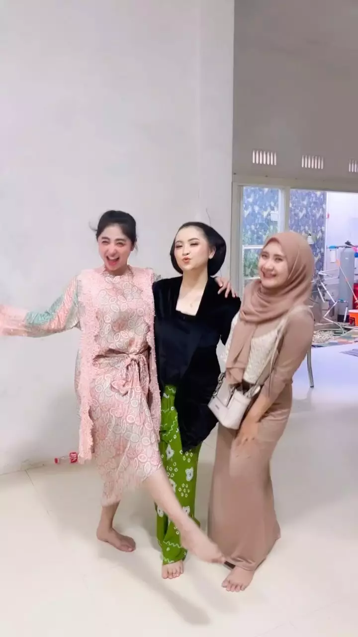 dewi perssik di nikahan ponakan © berbagai sumber dewi perssik di nikahan ponakan © berbagai sumber