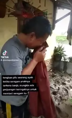 Ayah ini menangis cium seragam sekolah anaknya TikTok