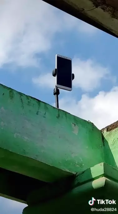 Nekat jemur ponsel selama 7 jam © TikTok Nekat jemur ponsel selama 7 jam © TikTok