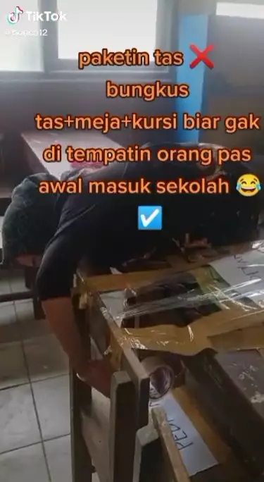 Demi anaknya bisa duduk di bangku depan © TikTok Demi anaknya bisa duduk di bangku depan © TikTok