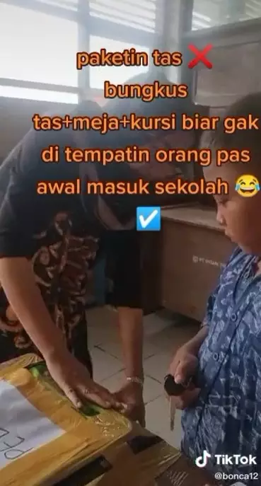 Demi anaknya bisa duduk di bangku depan © TikTok Demi anaknya bisa duduk di bangku depan © TikTok