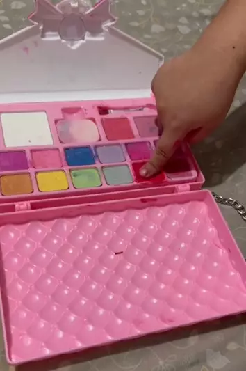 Ayah ini pasrah wajahnya dirias putri kecilnya sampai bikin pangling TikTok Ayah ini pasrah wajahnya dirias putri kecilnya sampai bikin pangling TikTok