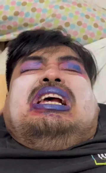 Ayah ini pasrah wajahnya dirias putri kecilnya sampai bikin pangling TikTok Ayah ini pasrah wajahnya dirias putri kecilnya sampai bikin pangling TikTok