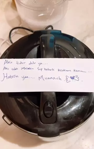Wanita ini beri surat cinta untuk suami, faktanya bikin nggak habis pikir TikTok Wanita ini beri surat cinta untuk suami, faktanya bikin nggak habis pikir TikTok