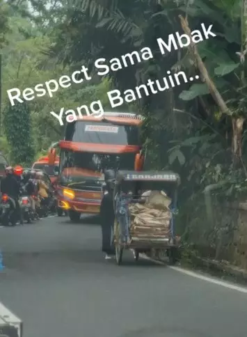 Aksi gadis bantu dorong tukang becak di tanjakan TikTok Aksi gadis bantu dorong tukang becak di tanjakan TikTok
