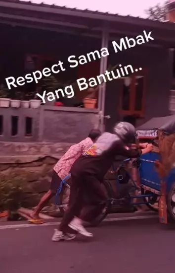 Aksi gadis bantu dorong tukang becak di tanjakan TikTok Aksi gadis bantu dorong tukang becak di tanjakan TikTok