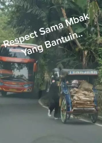 Aksi gadis bantu dorong tukang becak di tanjakan TikTok Aksi gadis bantu dorong tukang becak di tanjakan TikTok