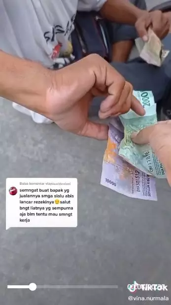 Kisah haru penjual buah Berbagai sumber