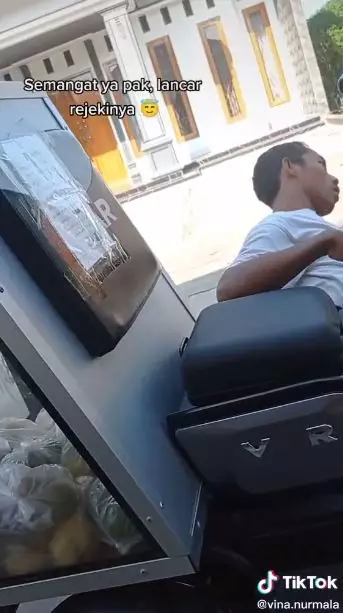 Kisah haru penjual buah Berbagai sumber