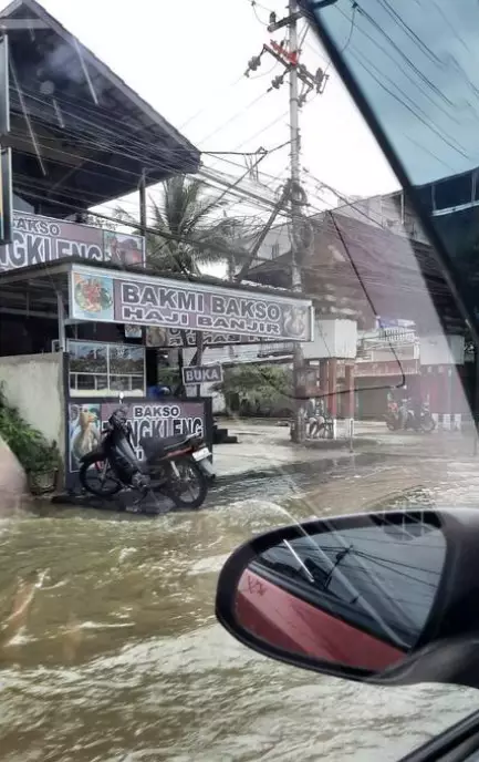 spanduk sama momennya pas banget © berbagai sumber spanduk sama momennya pas banget © berbagai sumber