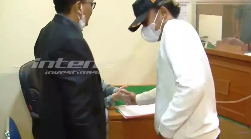 gaya salaman Sule disorot © berbagai sumber