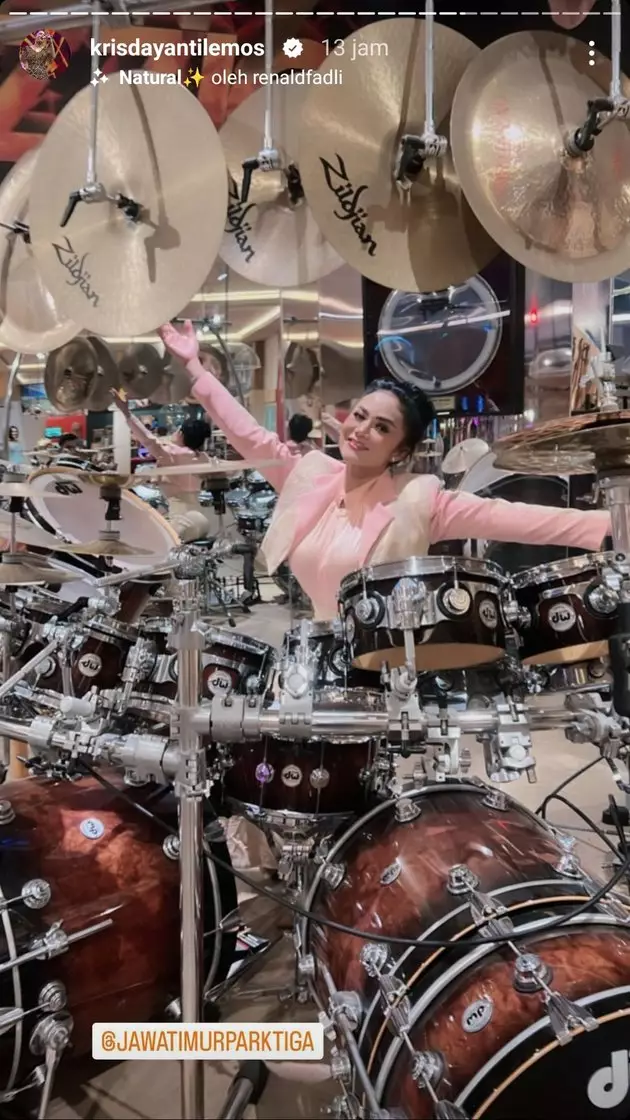 Momen Krisdayanti dandani patung lilinnya © berbagai sumber Momen Krisdayanti dandani patung lilinnya © berbagai sumber