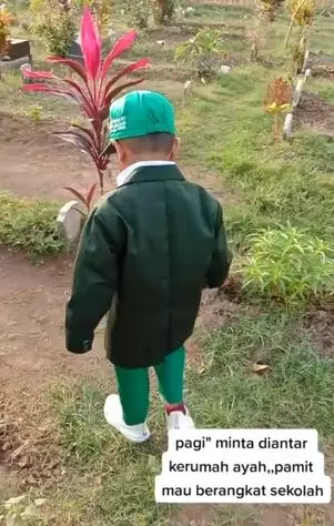 Bocah ini pamit sekolah di makam sang ayah, kisahnya mengharukan TikTok Bocah ini pamit sekolah di makam sang ayah, kisahnya mengharukan TikTok
