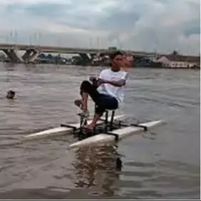 tingkah nyeleneh orang di sungai berbagai sumber