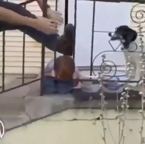 Anak terjepit jeruji besi Berbagai sumber Anak terjepit jeruji besi Berbagai sumber