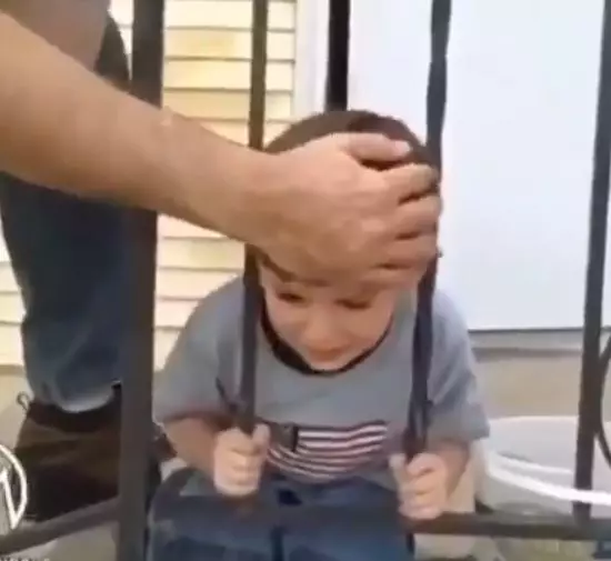 Anak terjepit jeruji besi Berbagai sumber Anak terjepit jeruji besi Berbagai sumber