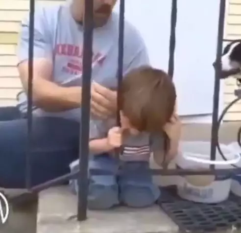 Anak terjepit jeruji besi Berbagai sumber Anak terjepit jeruji besi Berbagai sumber