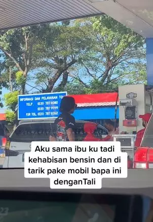 Bantu ibu dan anak yang kehabisan bensin, aksi pria ini tuai pujian TikTok Bantu ibu dan anak yang kehabisan bensin, aksi pria ini tuai pujian TikTok