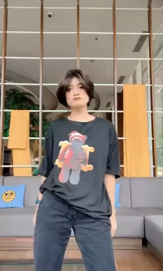 gaya Chika Jessica cosplay jadi Jeje © berbagai sumber