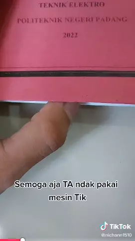 mahasiswa mengerjakan laporan dengan mesin ketik Tiktok