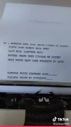 mahasiswa mengerjakan laporan dengan mesin ketik Tiktok