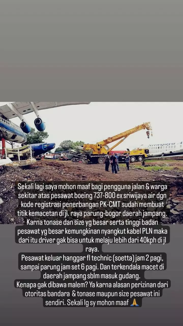 heboh truk angkut pesawat bikin macet © berbagai sumber