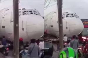 Heboh truk angkut pesawat bikin macet jalan, pemilik sampaikan maaf