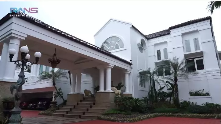 potret rumah pengacara hotma sitompul © YouTube
